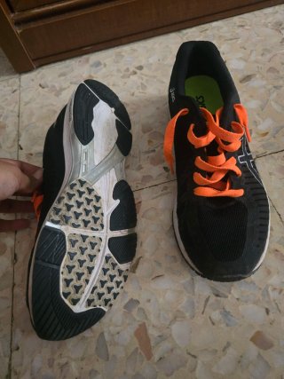 Zapatillas Asics Negras y Naranjas