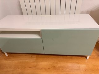 Mueble TV Besta Blanco y Turquesa