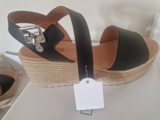 Sandalias cuña negras y beige