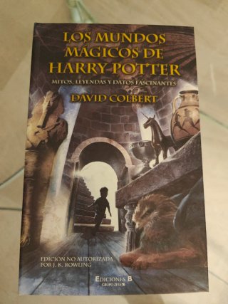 Lote 4 libros y se regala los mundos mágicos.