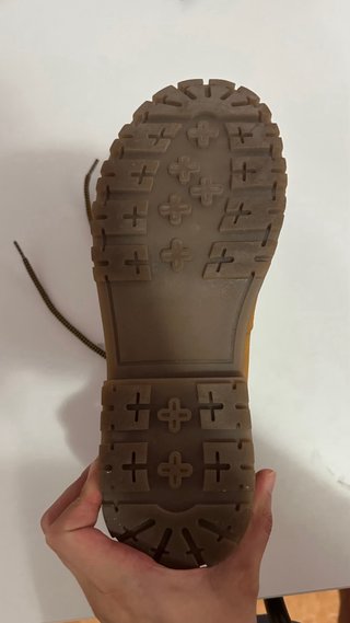 Botas de montaña marrones y amarillas