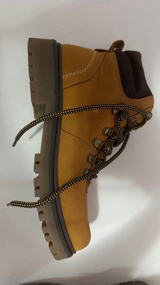 Botas de montaña marrones y amarillas