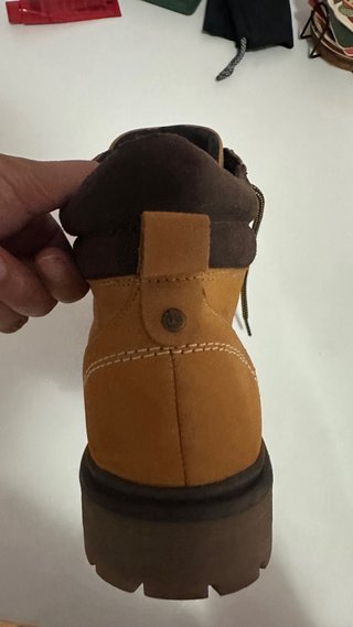 Botas de montaña marrones y amarillas
