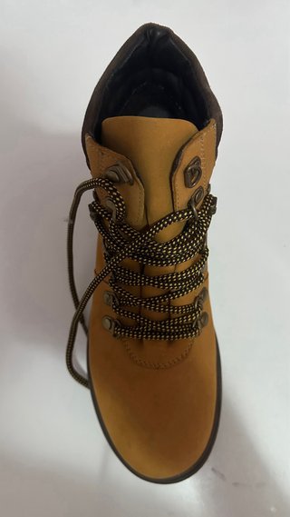 Botas de montaña marrones y amarillas