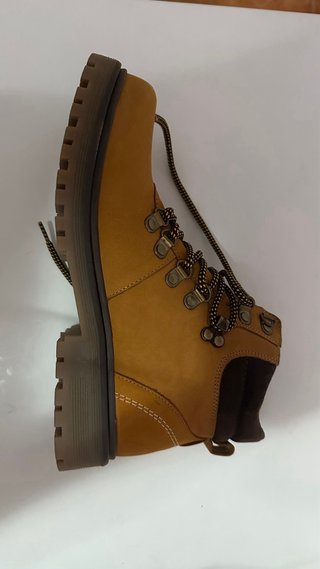 Botas de montaña marrones y amarillas