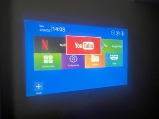 Proyector multimedia blanco y negro