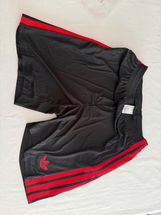 Pantalón deportivo Adidas negro y rojo