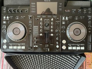 Mesa DJ Pioneer XDJ-RX1 y case mochila transporte