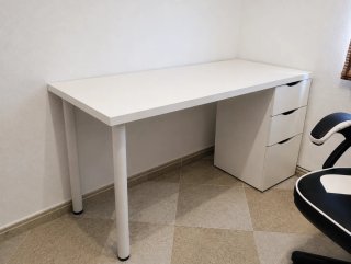 Escritorio blanco con cajonera