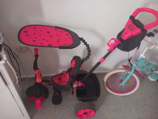 Triciclo rosa con parasol