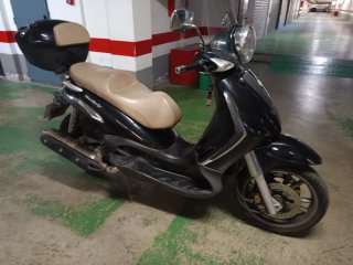 Piaggio Beverly 400 Maxi Scooter