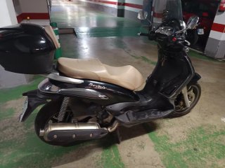 Piaggio Beverly 400 Maxi Scooter