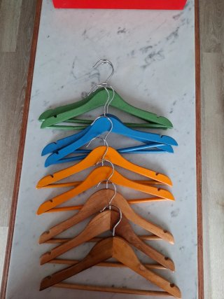 Lote de 7 perchas infantiles de madera