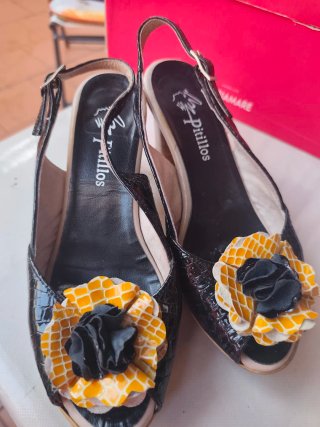 Sandalias Pitillos Negras y Amarillas Talla 36