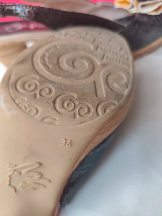 Sandalias Pitillos Negras y Amarillas Talla 36