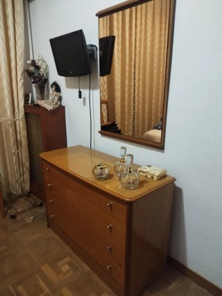 Cómoda de madera con 4 cajones