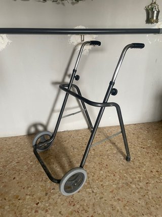 Andador con ruedas y frenos