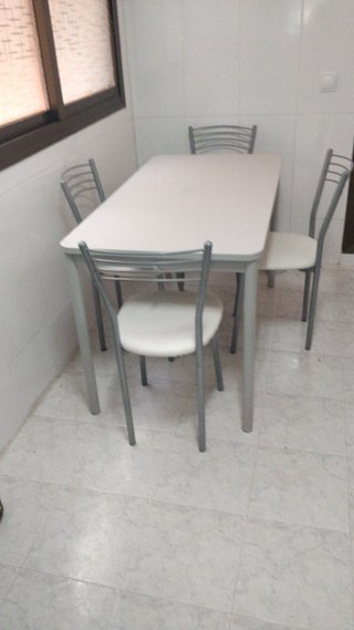 Mesa de cocina blanca con 4 sillas