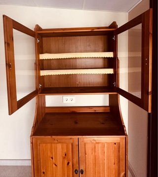 Alacena de madera con puertas de cristal