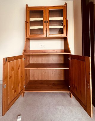 Alacena de madera con puertas de cristal