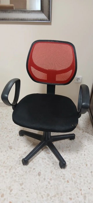Silla de oficina ergonómica negra y roja