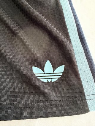Pantalón deportivo Adidas negro y azul