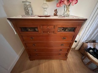 Cómoda de madera y 2 mesillas