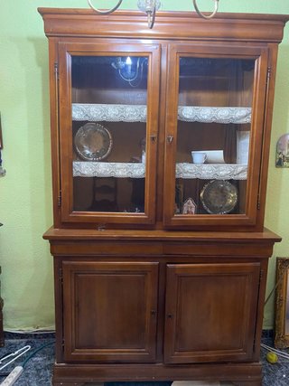 Vitrina de madera con puertas de cristal