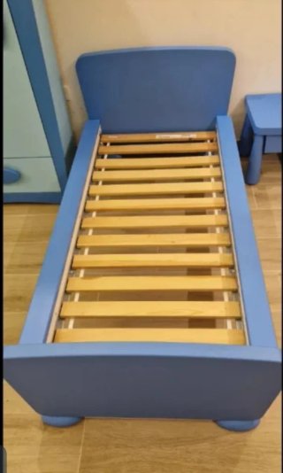 Dormitorio infantil azul y claro