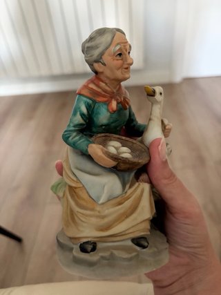 Figura EIHO Vintage Mujer con Ganso y Huevos