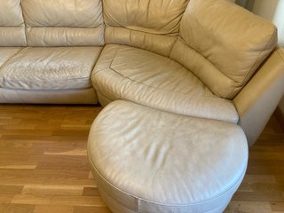 Sofá esquinero de piel beige
