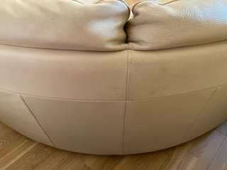 Sofá esquinero de piel beige