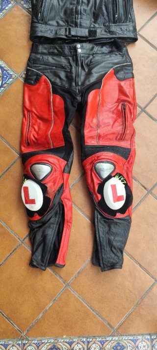 Mono de moto cuero rojo y negro
