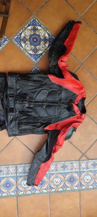 Mono de moto cuero rojo y negro