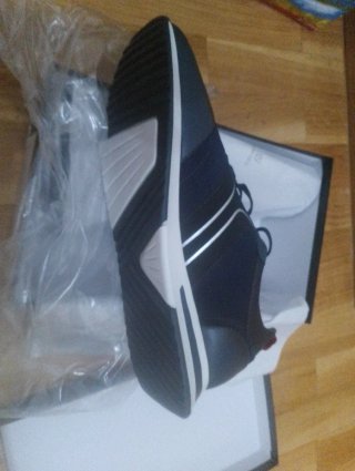 Zapatillas deportivas negras y blancas