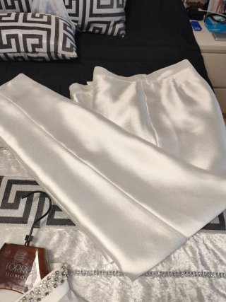 Traje de novio blanco y dorado.