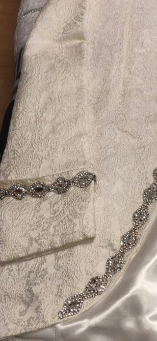 Traje de novio blanco y dorado.