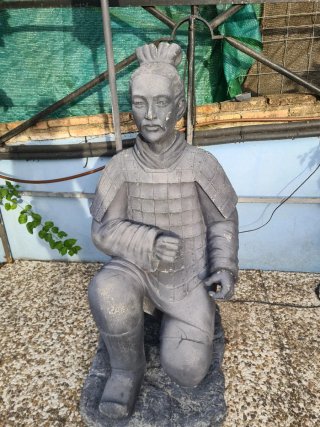 Escultura Guerrero Terracota con Lámpara