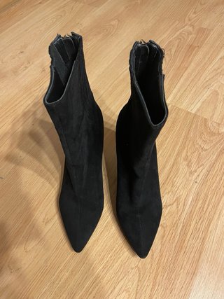 Botines ante tacón fino negro