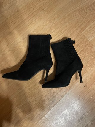 Botines ante tacón fino negro