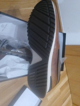 Zapatillas deportivas beige y marrón