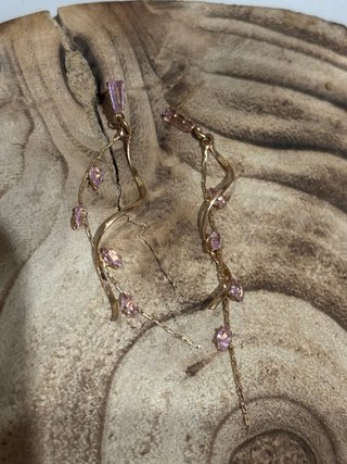 Pendientes dorados con piedras rosas