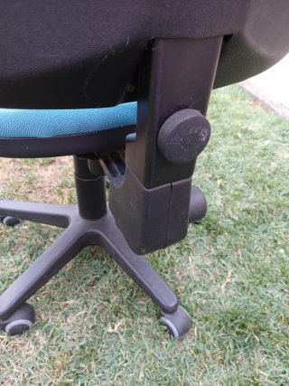 Silla de estudio azul y negra