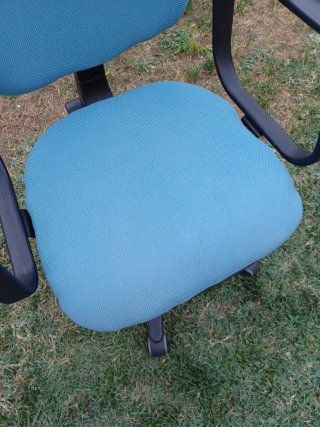 Silla de estudio azul y negra