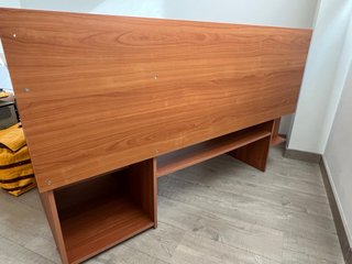 Escritorio de madera