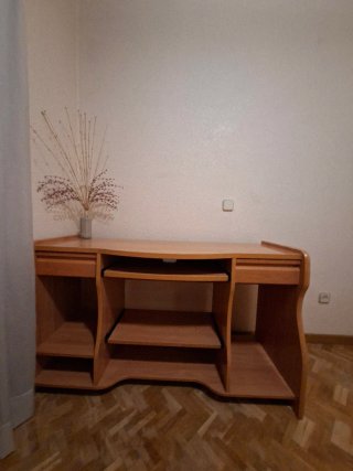 Escritorio de madera con estantes