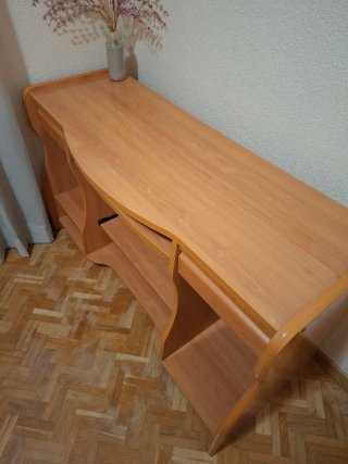 Escritorio de madera con estantes