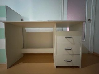 Escritorio beige y blanco con cajones