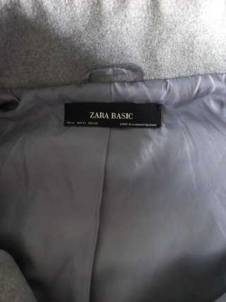 Chaquetón gris con capucha de pelo