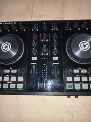 Controlador DJ Traktor Kontrol S2 MK2